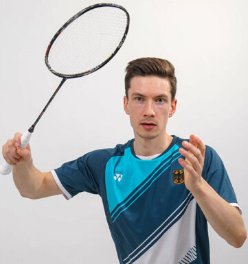 Johannes Pistorius mit einem Badmintonschläger im Trikot
