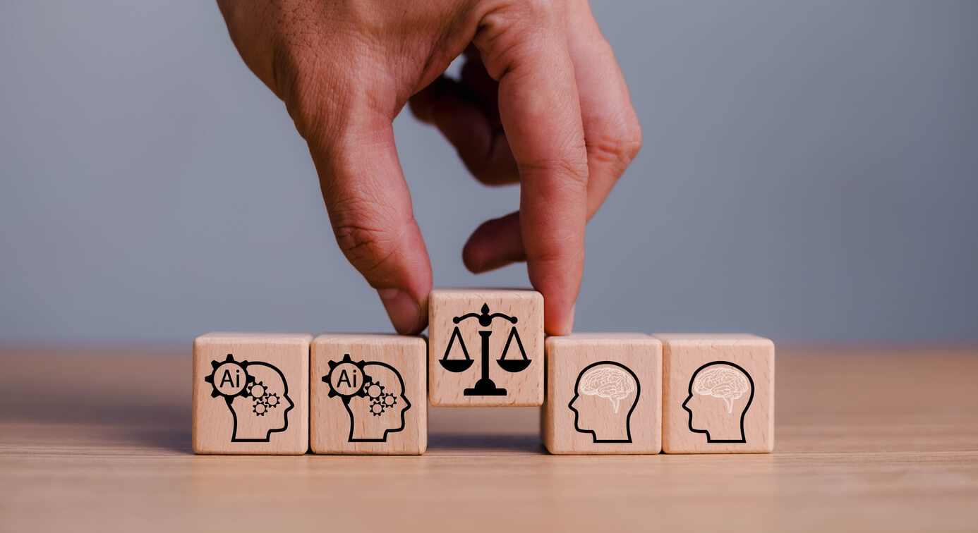 and setzt einen Holzklotz mit einer Waage zwischen Klötze mit KI- und Gehirn-Symbolen – Darstellung der Balance zwischen Technologie, Ethik und menschlicher Führung.