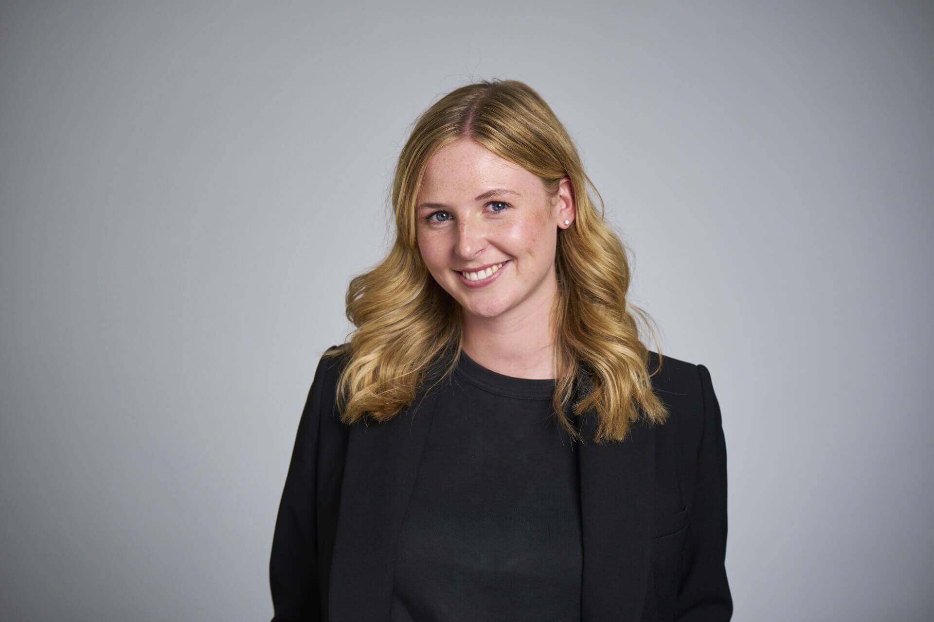 Portrait von Susanna Werner vor grauem Hintergrund