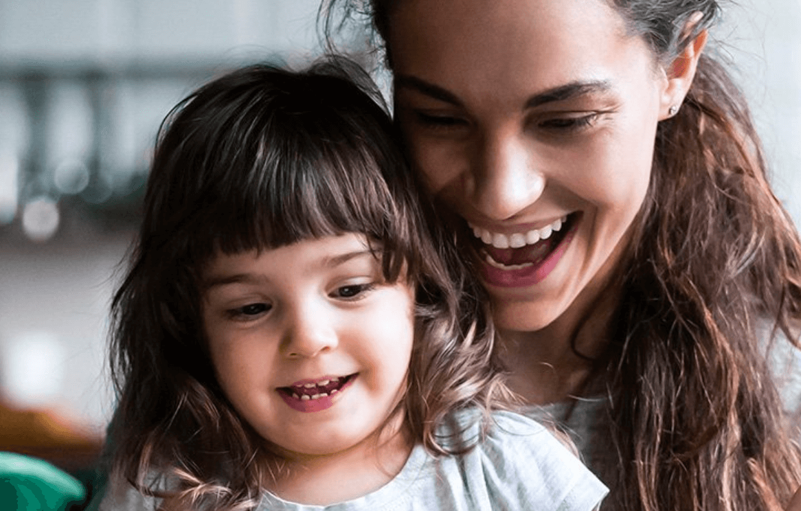 Eine Frau und ein kleines Mädchen schauen auf ein Tablet