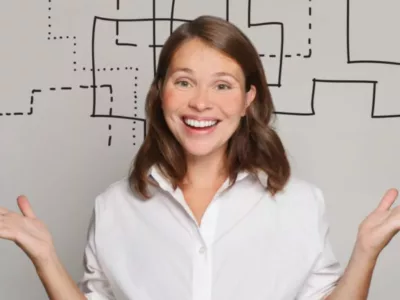 Eine lächelnde Frau vor Diagramm mit Idee.