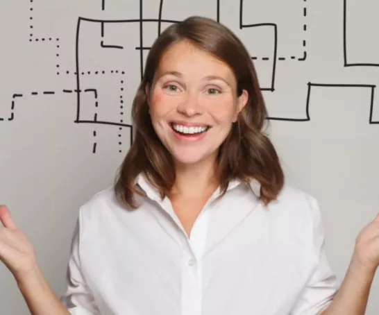 Eine lächelnde Frau vor Diagramm mit Idee.