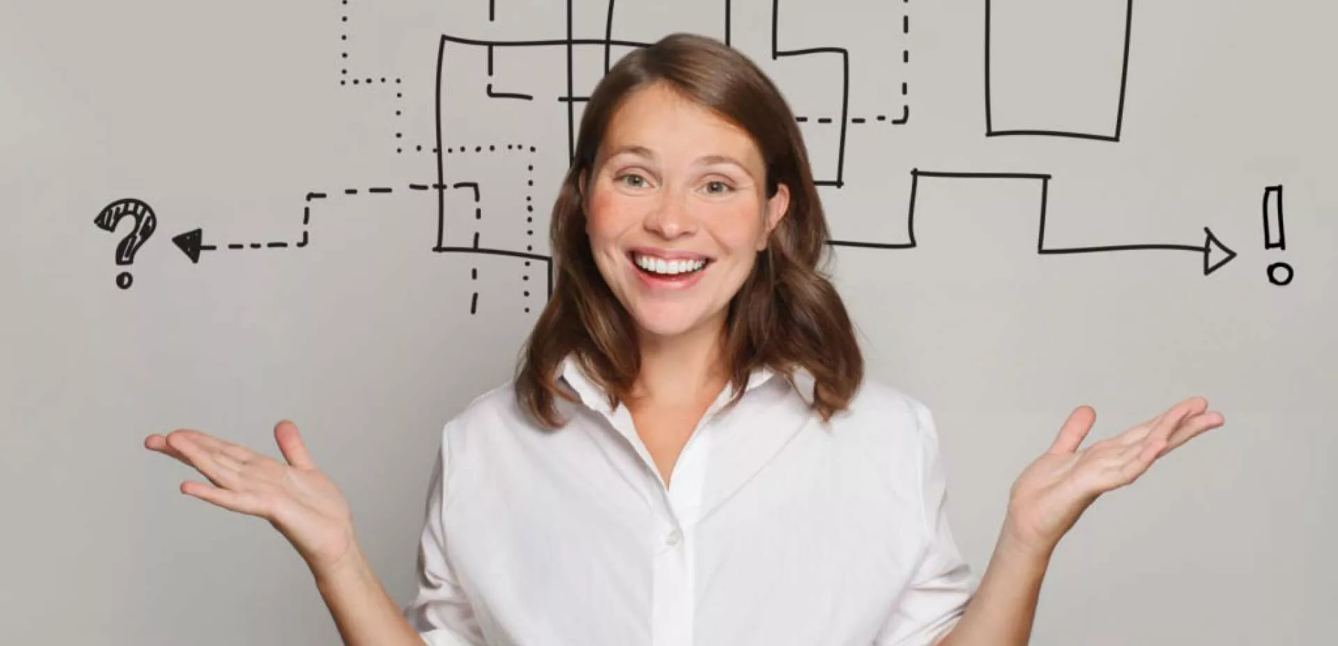 Eine lächelnde Frau vor Diagramm mit Idee.