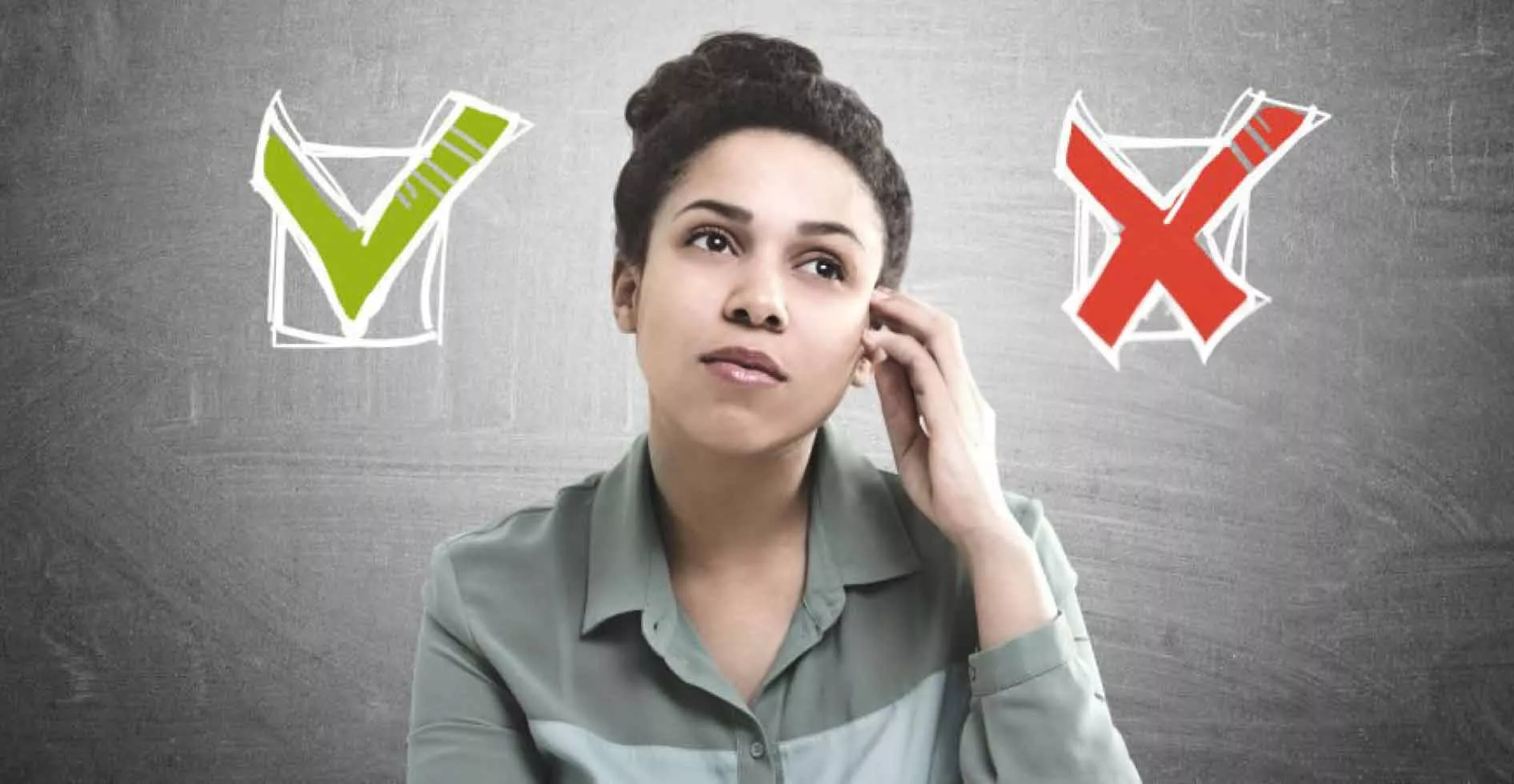 Eine Studentin schaut nachdenklich vor grauem Hintergrund. Neben ihrem Gesicht befindet sich 2 Checkboxen.