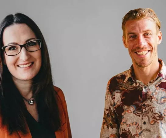 Die beiden Preisträgerinnen des Jennifer-Scherrenbacher-Preises der AKAD University vor grauem Hintergrund