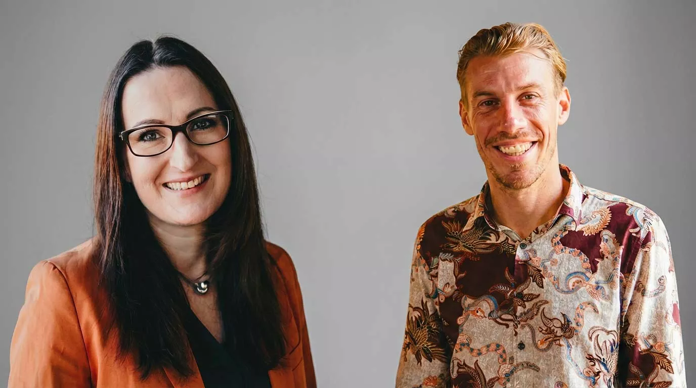 Die beiden Preisträgerinnen des Jennifer-Scherrenbacher-Preises der AKAD University vor grauem Hintergrund