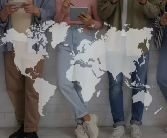 Studierenden vor einer großen Weltkarte. Sie halten Bücher, Smartphones und Schreibblöcke und befinden sich in einer Lernumgebung.