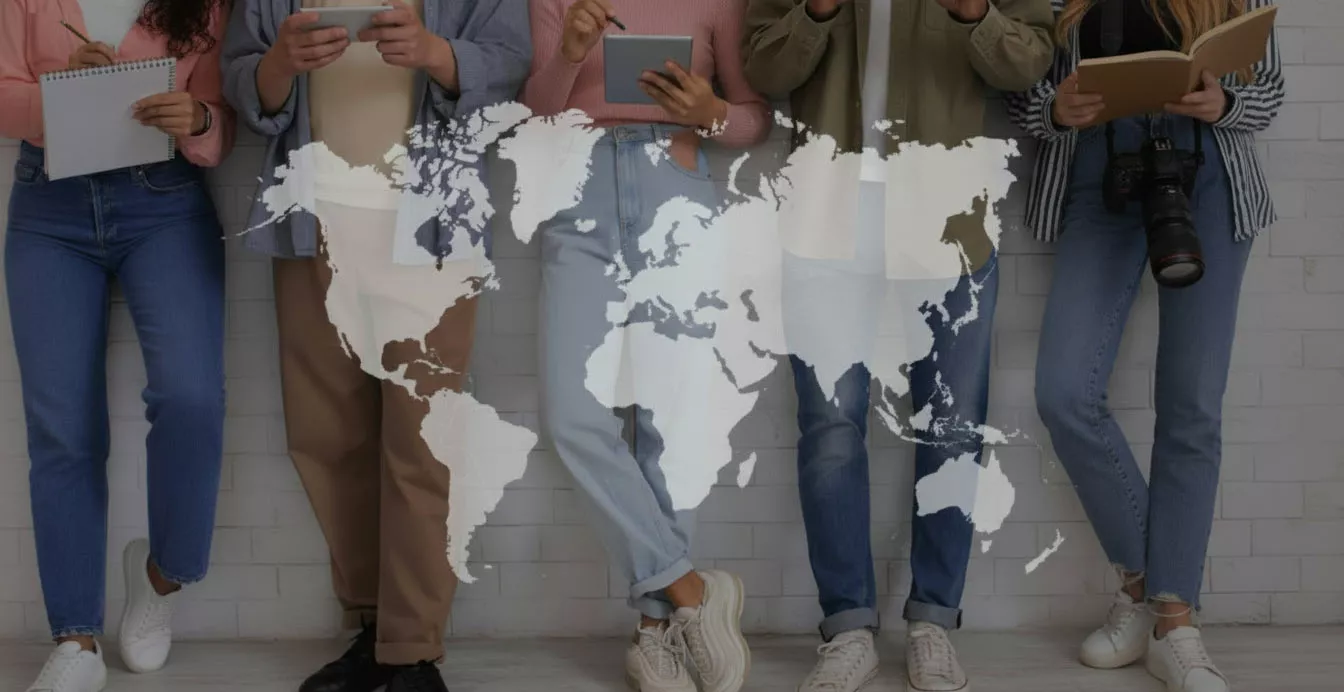 Studierenden vor einer großen Weltkarte. Sie halten Bücher, Smartphones und Schreibblöcke und befinden sich in einer Lernumgebung.