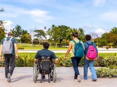 Studenten mit Rucksäcken befinden sich gemeinsam in einem Park