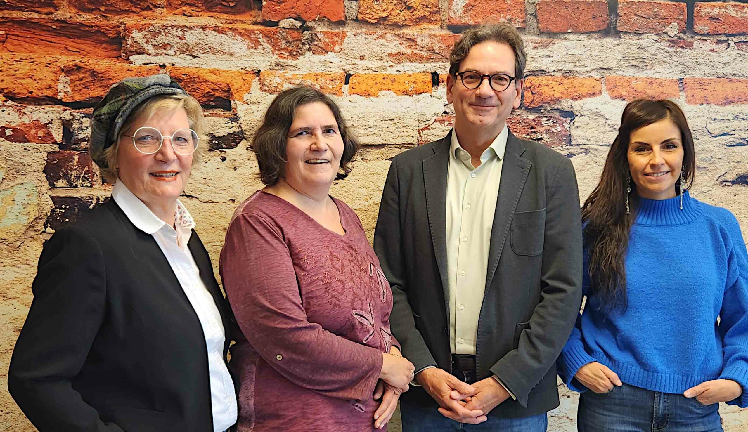 Gruppenfoto der Fakultät für internationale Kommunikation & Kultur, von links Prof. Dr. Brigitte Souveton-Reichel,Prof. Dr. Verena Jung, Dr. Styles Sass und Prof. Carmen Mateo.