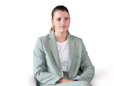 Dr. Jessica Nagel sitzend vor weißem Hintergrund