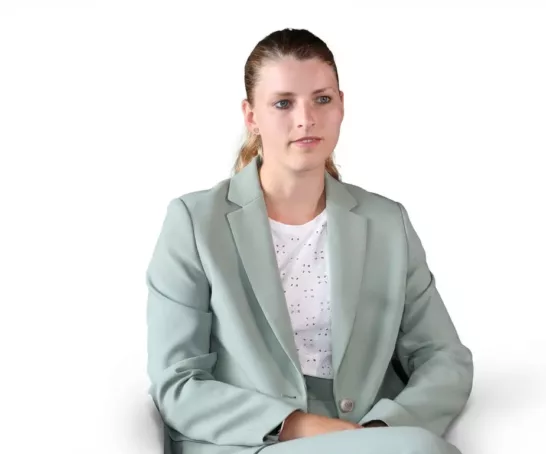 Dr. Jessica Nagel sitzend vor weißem Hintergrund