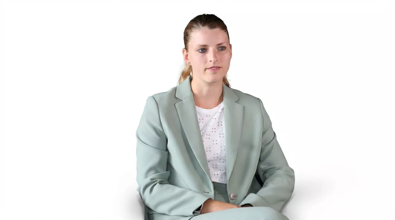 Dr. Jessica Nagel sitzend vor weißem Hintergrund