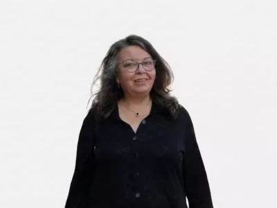 Helene Lengler stehend vor weißem Hintergrund