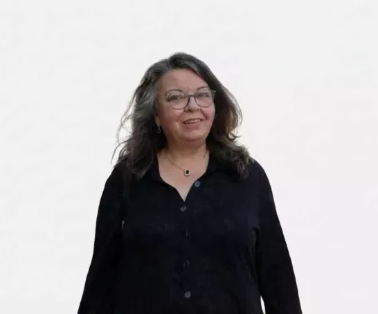 Helene Lengler stehend vor weißem Hintergrund