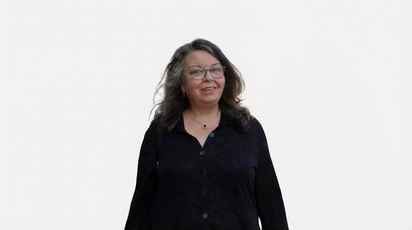 Helene Lengler stehend vor weißem Hintergrund