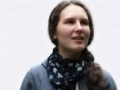 Katja Franke stehend vor weißem Hintergrund