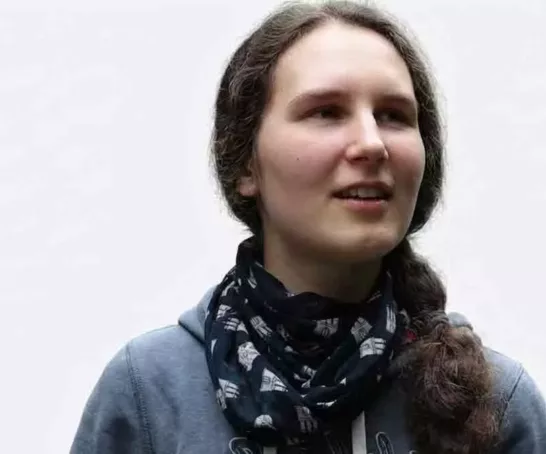 Katja Franke stehend vor weißem Hintergrund