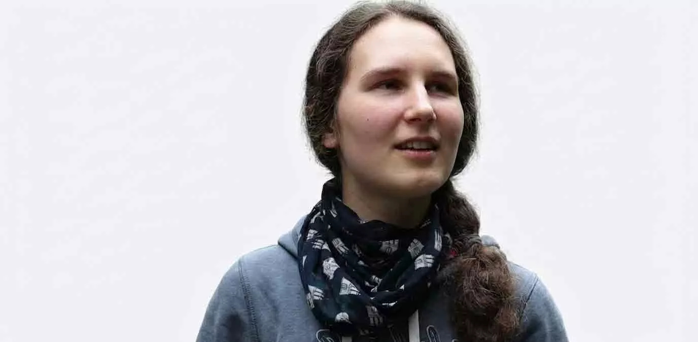 Katja Franke stehend vor weißem Hintergrund