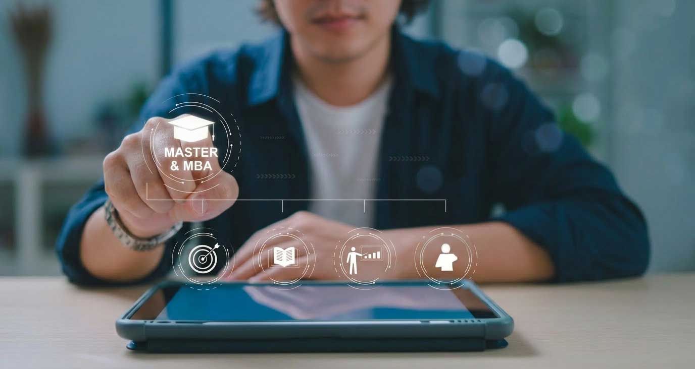 Person zeigt auf ein holographisches Interface-Display mit 'MASTER & MBA'